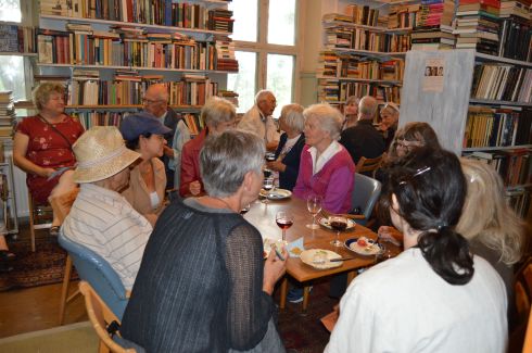 Livliga samtal till maten.