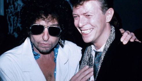 (L-R) Musicians Bob Dylan (wearing sunglasses) and David Bowie. (Photo by Ann Clifford/DMI/Time Life Pictures/Getty Images)