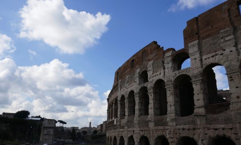 Svårt att ta bild på så stor byggnad.