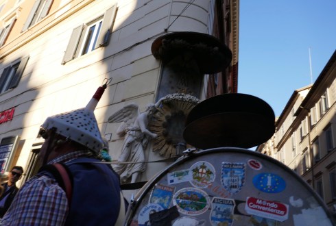 Enmansband vid Fontana di Trevi.