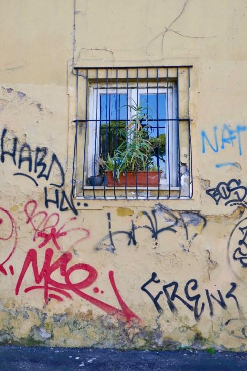 Mer klotter vid Piramide.