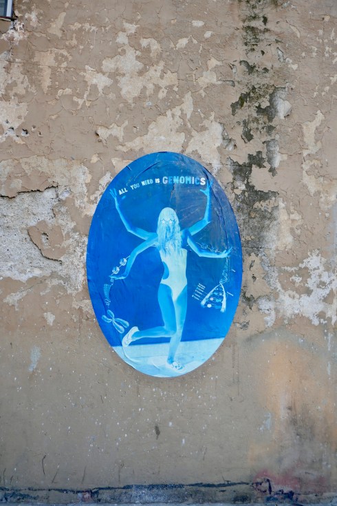 Diskret placerad reklam för utställning om DNA-forskning.